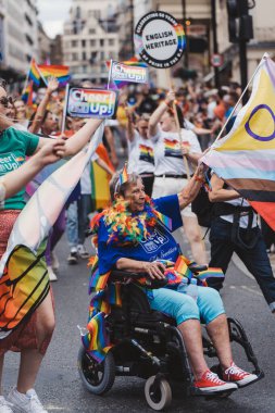 Londra / İngiltere - 02 / 07 / 2022: Londra LGBTQ Onur Yürüyüşünü kutlayan bayrakları ve sancakları olanlar