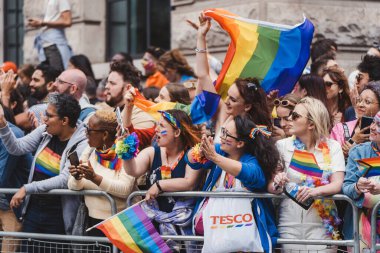 Londra / İngiltere - 02 / 07 / 2022: Londra LGBTQ Onur Yürüyüşünü kutlayan bayrakları ve sancakları olanlar
