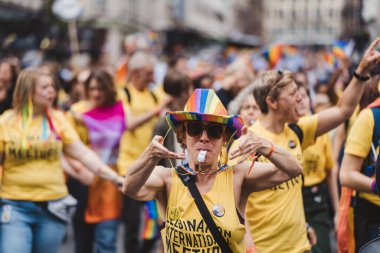 Londra / İngiltere - 02 / 07 / 2022: Londra LGBTQ Onur Yürüyüşünü kutlayan bayrakları ve sancakları olanlar