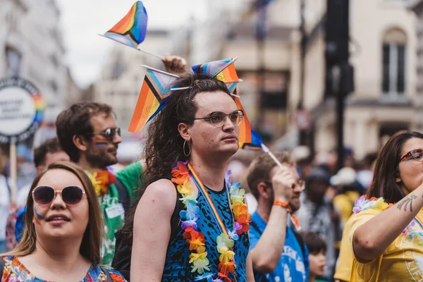 2022年7月2日 举着旗帜和横幅庆祝伦敦Lgbtq骄傲游行的人们 — 图库照片