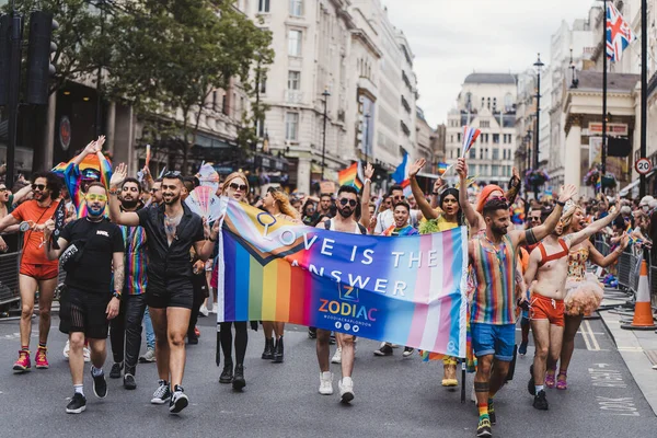 2022年7月2日 举着旗帜和横幅庆祝伦敦Lgbtq骄傲游行的人们 — 图库照片