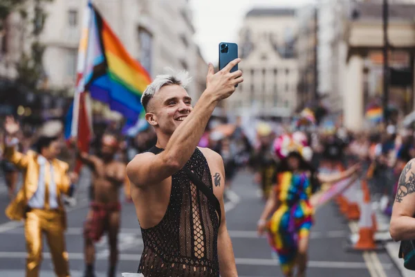 Londyn 2022 Osoby Flagami Transparentami Świętujące Londyńską Paradę Lgbtq Pride — Zdjęcie stockowe