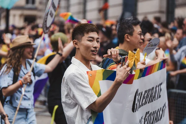 Londýn Velká Británie 2022 Lidé Vlajkami Prapory Slaví Londýn Lgbtq — Stock fotografie