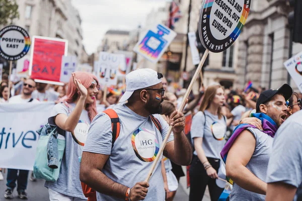 Londra / İngiltere - 02 / 07 / 2022: Londra LGBTQ Onur Yürüyüşünü kutlayan bayrakları ve sancakları olanlar