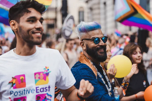 ロンドン イギリス 2022 ロンドンLgbtqプライドパレードを祝う旗とバナーを持つ人々 — ストック写真