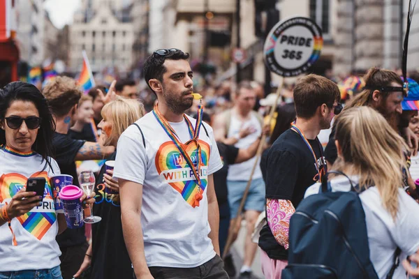 ロンドン イギリス 2022 ロンドンLgbtqプライドパレードを祝う旗とバナーを持つ人々 — ストック写真