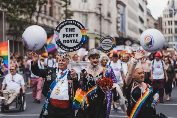 Londra / İngiltere - 02 / 07 / 2022: Londra LGBTQ Onur Yürüyüşünü kutlayan bayrakları ve sancakları olanlar