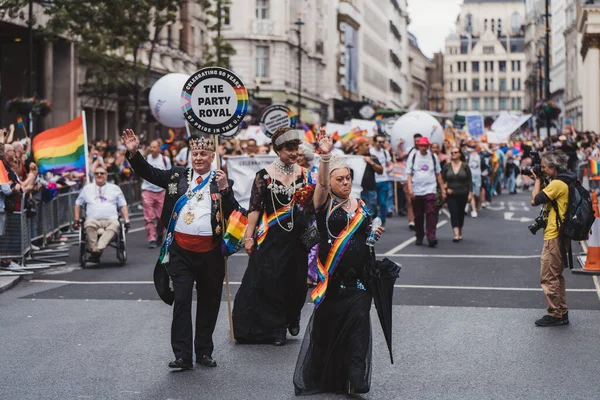 Londra / İngiltere - 02 / 07 / 2022: Londra LGBTQ Onur Yürüyüşünü kutlayan bayrakları ve sancakları olanlar