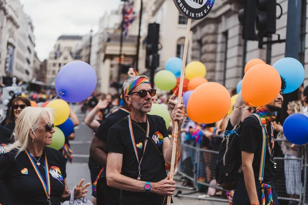 Londra / İngiltere - 02 / 07 / 2022: Londra LGBTQ Onur Yürüyüşünü kutlayan bayrakları ve sancakları olanlar