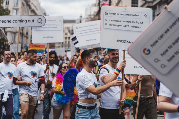 2022年7月2日 谷歌员工举着旗帜和横幅庆祝伦敦Lgbtq骄傲游行 — 图库照片