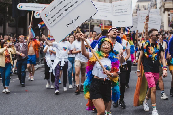 Londra / İngiltere - 02 / 07 / 2022: Londra LGBTQ Onur Yürüyüşünü kutlayan bayraklar ve sancaklarla Google çalışanları