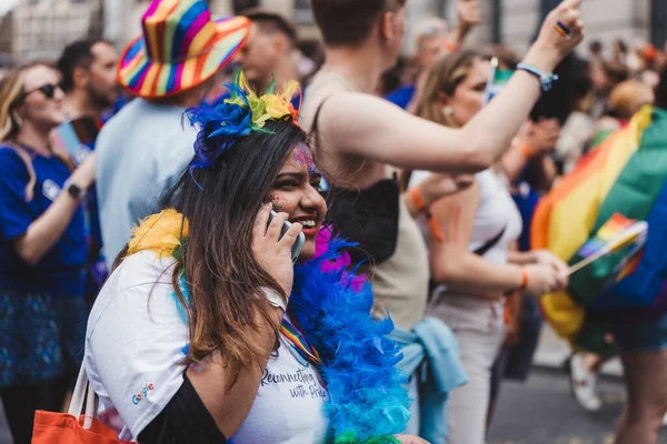 Londra / İngiltere - 02 / 07 / 2022: Londra LGBTQ Onur Yürüyüşünü kutlayan bayrakları ve sancakları olanlar