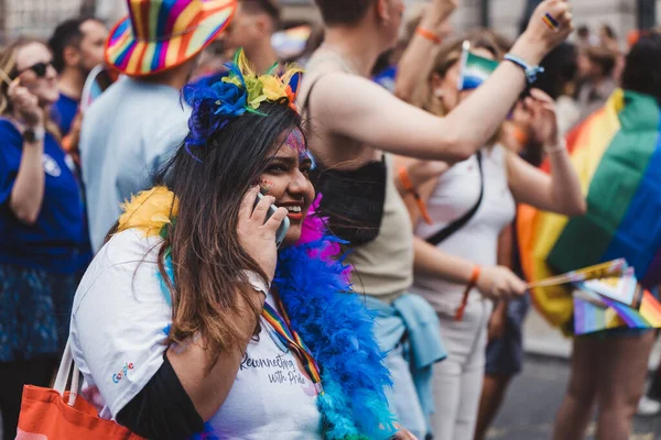 Londyn 2022 Osoby Flagami Transparentami Świętujące Londyńską Paradę Lgbtq Pride — Zdjęcie stockowe