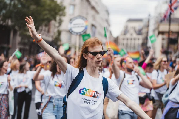 Londres Reino Unido 2022 Las Personas Con Banderas Pancartas Celebran —  Fotos de Stock