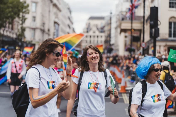 2022年7月2日 举着旗帜和横幅庆祝伦敦Lgbtq骄傲游行的人们 — 图库照片