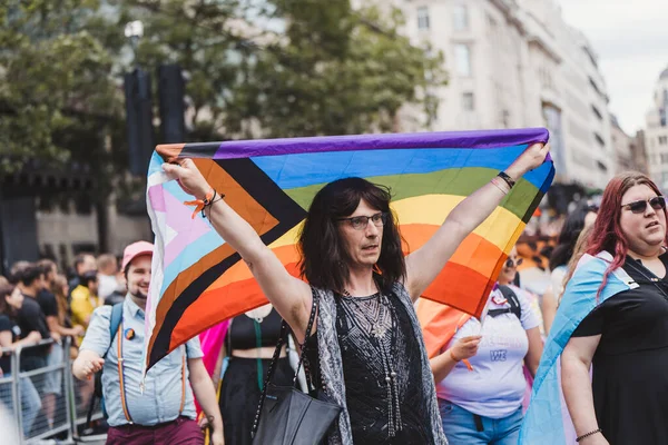 Londra / İngiltere - 02 / 07 / 2022: Londra LGBTQ Onur Yürüyüşünü kutlayan bayrakları ve sancakları olanlar