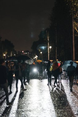 Londra (124; İngiltere - 2022.09.08) Kraliçe Elizabeth 'in ölümünden sonra Buckingham Sarayı' nın dışındaki yağmurun altında insanlar yas tutuyor ve çiçekler getiriyorlar.