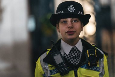 Londra (124; İngiltere - 2022.09.08) Kraliçe Elizabeth 'in ölümünden sonra Buckingham Sarayı' nın dışındaki yağmurun altında insanlar yas tutuyor ve çiçekler getiriyorlar.