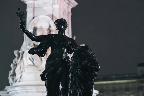 Londen 2022 Mensen Rouwen Brengen Bloemen Onder Regen Buiten Buckingham — Stockfoto