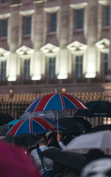 Londen 2022 Mensen Rouwen Brengen Bloemen Onder Regen Buiten Buckingham — Stockfoto