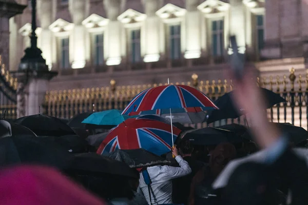 London 2022 People Mourn Bring Flowers Rain Buckingham Palace Queen — Stock Photo, Image
