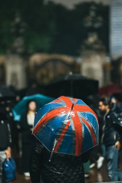 London 2022 People Mourn Bring Flowers Rain Buckingham Palace Queen — Stock Photo, Image