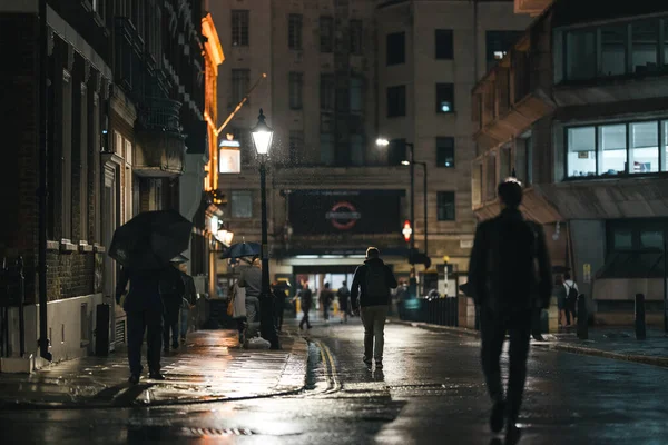 Londres 2022 Gente Camina Estación Bajo Lluvia Fuera Del Palacio —  Fotos de Stock