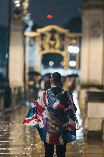 Londyn Wielka Brytania 2022 Ludzie Opłakują Przynoszą Kwiaty Deszczu Przed — Zdjęcie stockowe