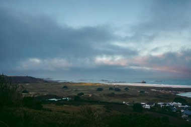 St Ouen Körfezi 'nin güney ucundaki batı Jersey' deki kum tepelerinden geçen güzel bir patika.