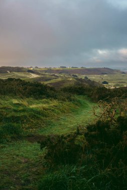 St Ouen Körfezi 'nin güney ucundaki batı Jersey' deki kum tepelerinden geçen güzel bir patika.