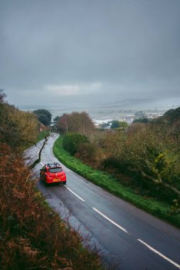 Jersey Adası, Kanal 124; İngiltere - 2022.01.29: Bulutlu bir günde Jersey Adası 'ndaki Le Braye Sahili' ne giden güzel yol