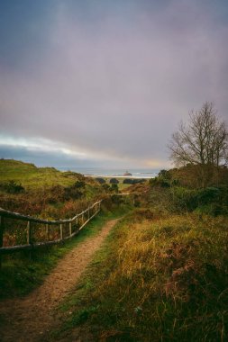 St Ouen Körfezi 'nin güney ucundaki batı Jersey' deki kum tepelerinden geçen güzel bir patika.