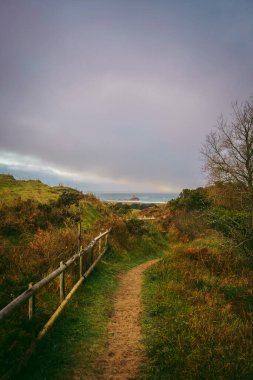 St Ouen Körfezi 'nin güney ucundaki batı Jersey' deki kum tepelerinden geçen güzel bir patika.