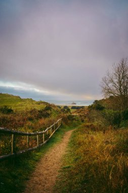 St Ouen Körfezi 'nin güney ucundaki batı Jersey' deki kum tepelerinden geçen güzel bir patika.
