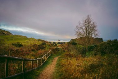 St Ouen Körfezi 'nin güney ucundaki batı Jersey' deki kum tepelerinden geçen güzel bir patika.