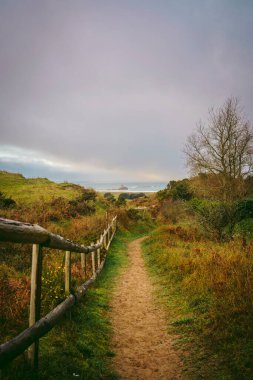 St Ouen Körfezi 'nin güney ucundaki batı Jersey' deki kum tepelerinden geçen güzel bir patika.