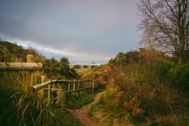St Ouen Körfezi 'nin güney ucundaki batı Jersey' deki kum tepelerinden geçen güzel bir patika.
