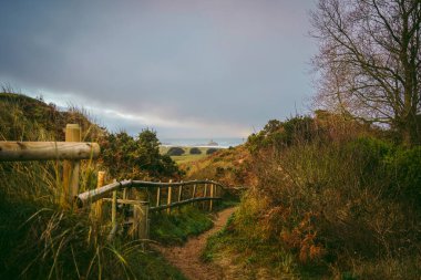 St Ouen Körfezi 'nin güney ucundaki batı Jersey' deki kum tepelerinden geçen güzel bir patika.