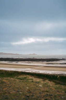 Le Braye sahilinden Jersey 'deki La Corbire Deniz Feneri manzarası. Kanal Simgeleri 