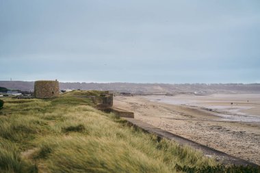 2. Dünya Savaşı Alman Sığınağı, La Grande Cueillette, Saint Ouen, Jersey Adası Bulutlu bir günde