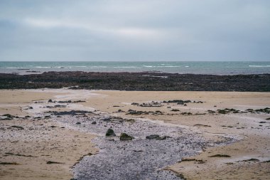 Jersey Adası 'ndaki (Manş Adaları, İngiltere) sahil uçurumlarının ve plajların güzel doğa manzarası)