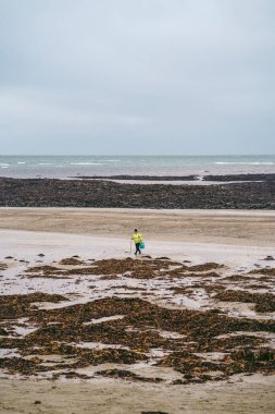 Jersey Adası 'nın güzel plajları (Channel Isnads, İngiltere) soğuk bir günde