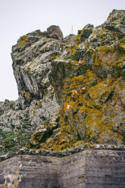 Jersey Adası, Kanal 124; İngiltere - 2022.01.29: Bulutlu bir günde adanın kayalıklarında terk edilmiş 2. Dünya Savaşı sığınağı