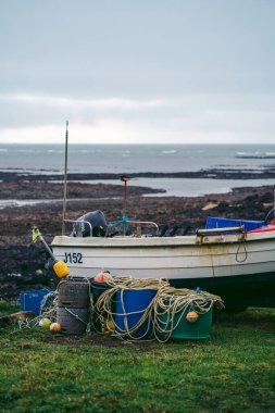 Jersey Adası, Kanal 124; İngiltere - 2022.01.29: Bulutlu bir günde kıyıya demir atmış tekneler