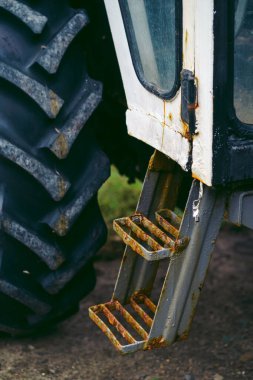 Jersey Adası, Kanal 124; İngiltere - 2022.01.29: Traktör hafta sonu deniz kenarına park edildi