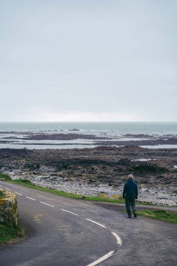 Jersey Adası, Channel Island (124; İngiltere - 2022.01.29: Jersey Adası 'nın güzel plajları (Channel Isnads, İngiltere) soğuk bir günde