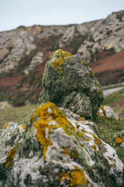 Soğuk bulutlu bir günde Jersey Adası 'nda (Kanal Adaları) güzel sahil manzarası