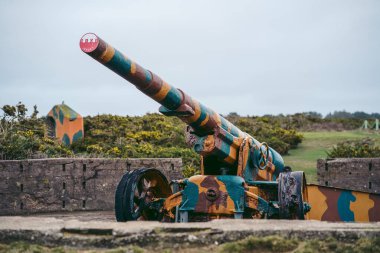 Jersey Adası, Kanal 124; İngiltere - 2022.01.29: Bulutlu bir günde adanın kayalıklarında terk edilmiş 2. Dünya Savaşı sığınağı