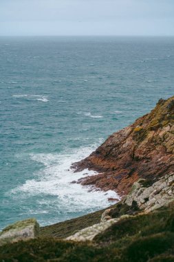 Jersey Adası 'ndaki (Manş Adaları, İngiltere) sahil uçurumlarının ve plajların güzel doğa manzarası)