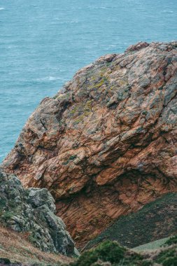 Jersey Adası 'ndaki (Manş Adaları, İngiltere) sahil uçurumlarının ve plajların güzel doğa manzarası)